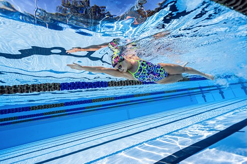 swim-with-fiski-googles Underwater view of swimmer wearing Fiski goggles